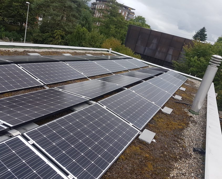 8,68 kWp Photovoltaik Ost-West Flachdachsystem auf Einfamilienhaus.